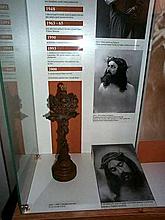 Fotografie představitelů Krista v letech 1993 a 1947. Vlevo stolní krucifix (asi 1800). 