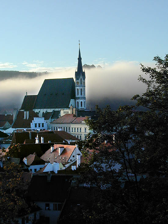 Město Český Krumlov, kostel sv. Víta v ranním oparu. Foto: Zdena Flašková