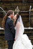 Novomanželský polibek u zámecké barokní fontány 