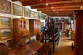 V prodejní galerií si lze kromě starožitného nábytku a obrazů prohlédnout také např. věžní hodinové stroje. 