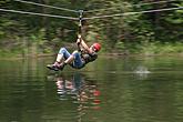Adrenalinová lanová dráha nad řekou Vltavou - ilustrativní foto 